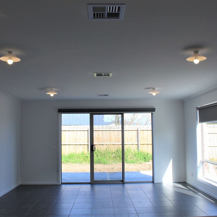 MODERN 4 BEDROOM FAMILY HOME - Photo 1