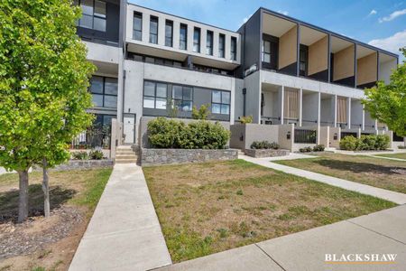 One bedroom + study townhouse - Flexible available date! - Photo 4