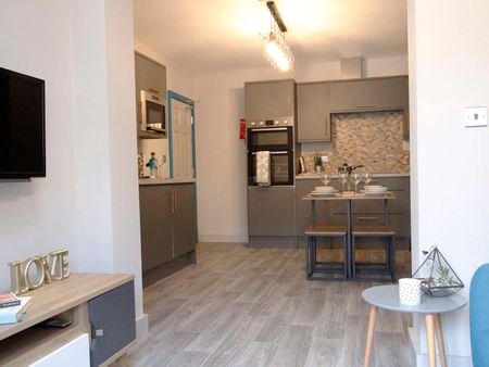 Stunning Professional House Share in City Centre - Rarely Available! Room 2 - Photo 5