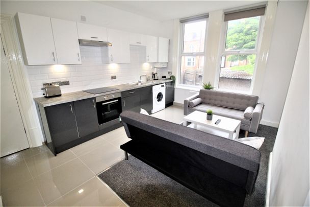 Flat 2, 12 Kelso Road, LS2 9PR, Leeds - Photo 1