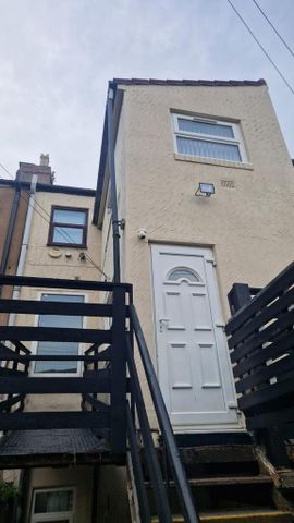 4 bedroom flat to rent - Photo 2