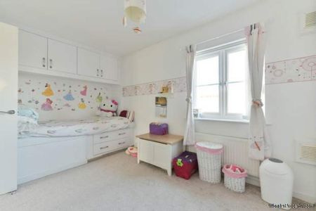 4 bedroom property to rent in Epsom - Photo 3