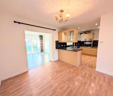 4 bedroom semi-detached house to rent - Photo 4