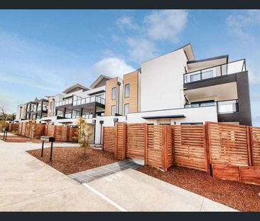 MODERN TOWNHOUSE – STYLE & CONVENIENCE - Photo 2