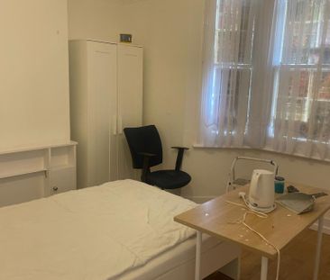1 bedroom in a flat share to rent - Photo 2