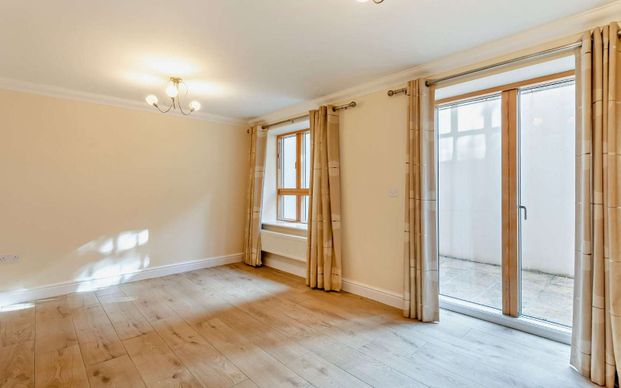 A well presented town house set in a popular gated development close to the river and Convenient for the City Centre. - Photo 1