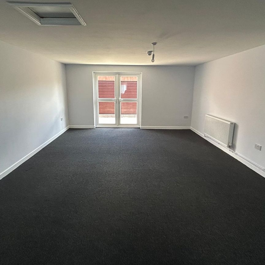 4 Bed Flat, Shield Retail Centre, BS34 - Photo 1