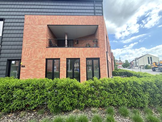 Nieuwbouw gelijkvloers appartement met 2 slaapkamers en 2 autostaanplaatsen - Photo 1
