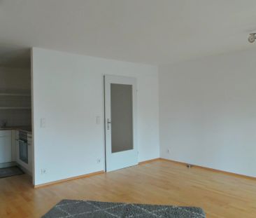 Bestlage-nahe Stadtzentrum, sanierte 2 ZI mit großem Balkon und Car... - Foto 1