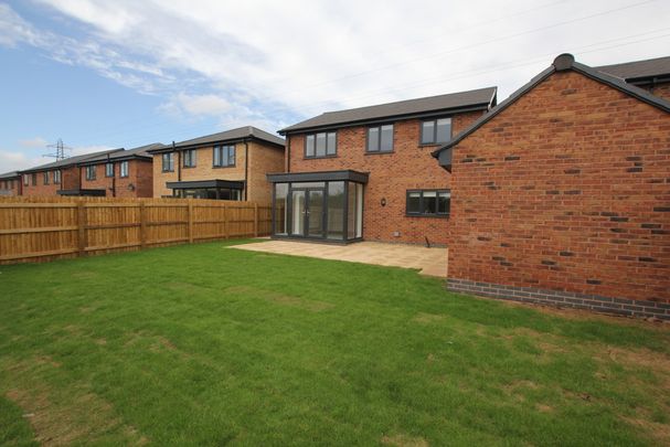 4 Bedroom Detached House , Chester - Photo 1