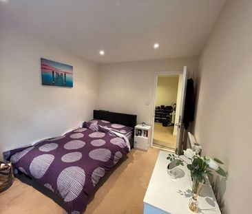 2 bed flat to rent in Cossack Street, Rochester, ME1 - Photo 4