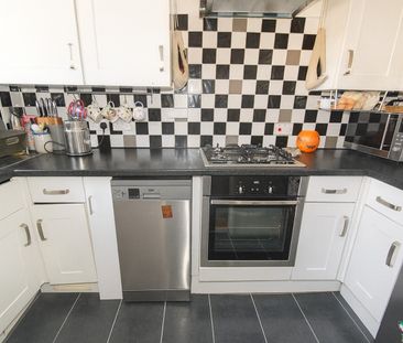 3 Bed Maisonette, Brangwyn Crescent, SW19 - Photo 5