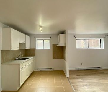 Magnifique appartement 3 1/2 demi-sous-sol complètement rénové, tri... - Photo 1
