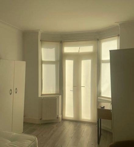 A luxury house Available at hendale Avenue NW4 4LR - Photo 2