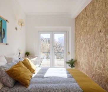 Rooms for rent in 5-bedroom apartment in Areeiro - Photo 1