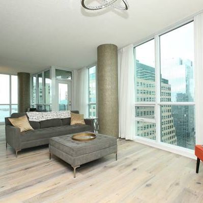 Beautiful 2 Bed, 2 Bath with Balcony and Gorgeous Upscale Decor - Photo 3