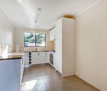 IMMACULATE TOWNHOUSE - Photo 3