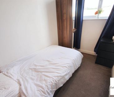 3 Bedroom House - Mid Terrace To Let - Photo 4