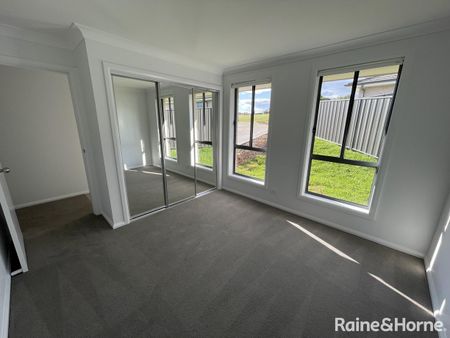 Spacious 2 bedroom unit - Photo 2