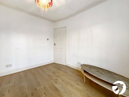 4 bedroom semi-detached house to rent - Photo 4