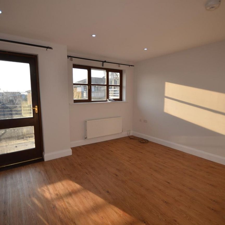 2 bedroom Flat To Let Total Size: 582 SQ FT - Photo 1