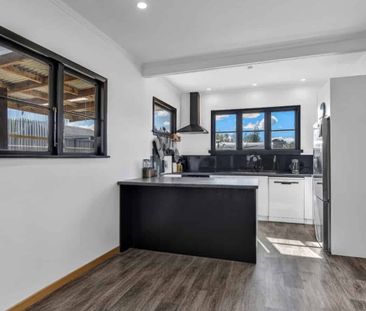 Stratford - 3 Bedrooms - Photo 3