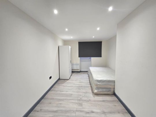 Hawthorn Way, Shepperton TW17, London - Photo 1