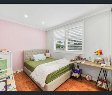 AMAZING FAMILY HOME! - Photo 4