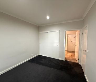 Modern 3 Bedroom Townhouse with Double Garage - Photo 4