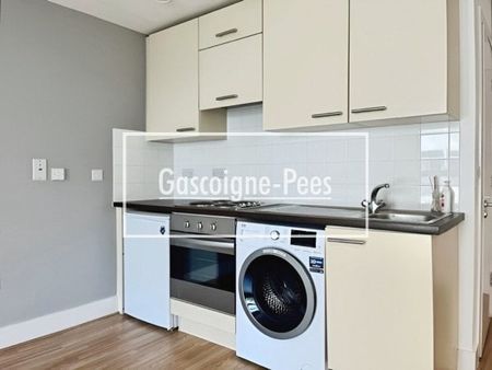 Skyline Plaza, RG21 - Photo 2