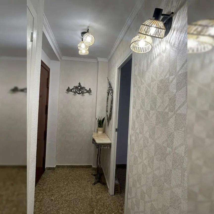 Room in a shared 4-bedroom apartment for rent in Benimàmet, bills included, only females - Foto 1