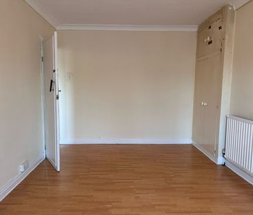 3 Bed Terraced House, Malvern Drive, IG3 - Photo 6