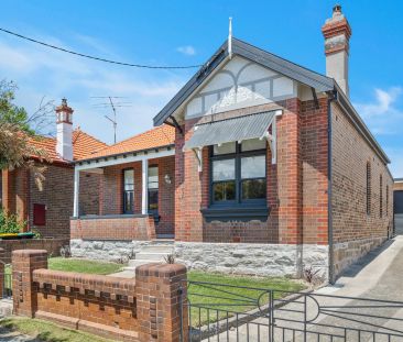 Newly Renovated 3-Bedroom Family Home with Air Conditioning – Prime... - Photo 6