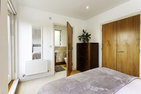 3 bedroom flat to rent - Photo 2