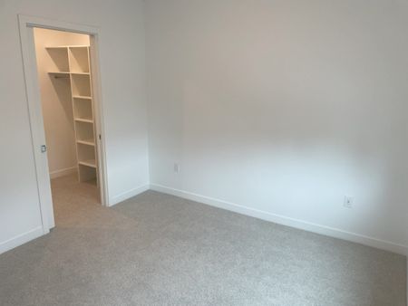 Large Main Floor 2 bedroom Condo near Downtown – Pet Friendly! - Photo 3