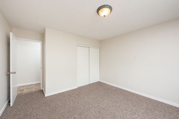 Diplomat Manor - Photo 1