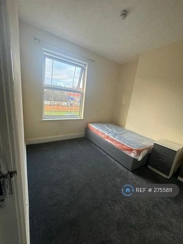 1 bedroom in a house share to rent - Photo 3