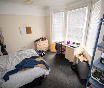 6 bedroom detached house to rent - Photo 2