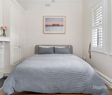 STUNNING TWO BEDROOM VICTORIAN HOME WITH BURNLEY PARK AS YOUR BACKY... - Photo 3