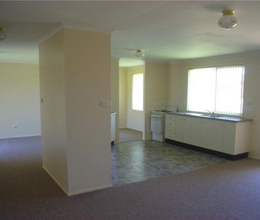 FAMILY HOME - ALBION PARK RAIL - Photo 2