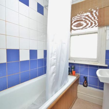 Room in a Shared House, Roundhay View, LS8 - Photo 4