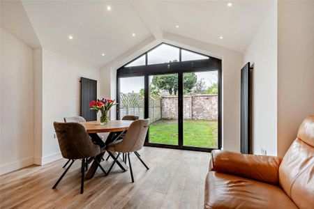 3 bedroom mews to rent - Photo 2