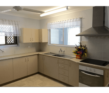 High-Set 3 Bedroom Home in West Rockhampton – Spacious Yard & Great... - Photo 5