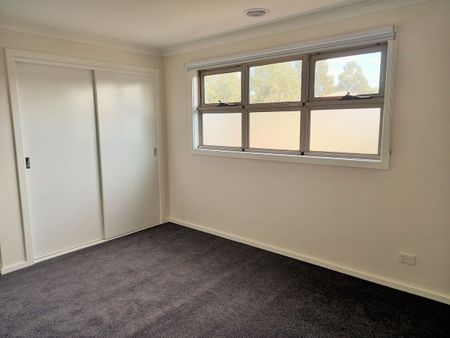 BEAUTIFULLY PRESENTED MODERN TOWN HOUSE IN QUIET LOCATION - Photo 3