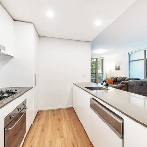 Contemporary Garden Apartment with Exceptional Indoor-Outdoor Living - Photo 2