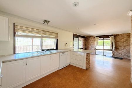 “Spacious Family Retreat with Scenic Views in Box Hill” - Photo 2