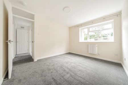 Little Thatch, Godalming, Surrey, GU7 - Photo 5