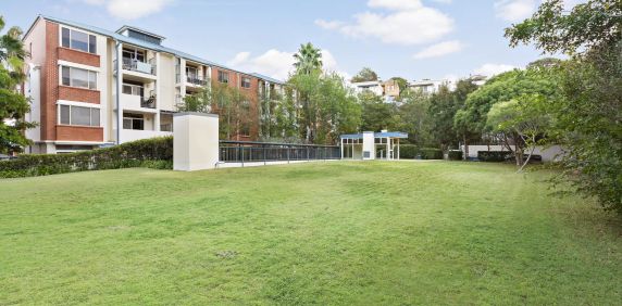 Light-Filled and Spacious Two-Bedroom Apartment - Photo 2