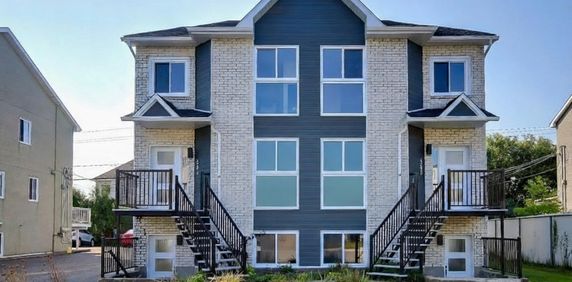 À LOUER Grand 4 1/2 Rénové à Neuf - Photo 2