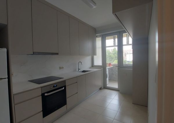 Apartamento T4 para Arrendamento com Garagem em zona prestigiada no Porto